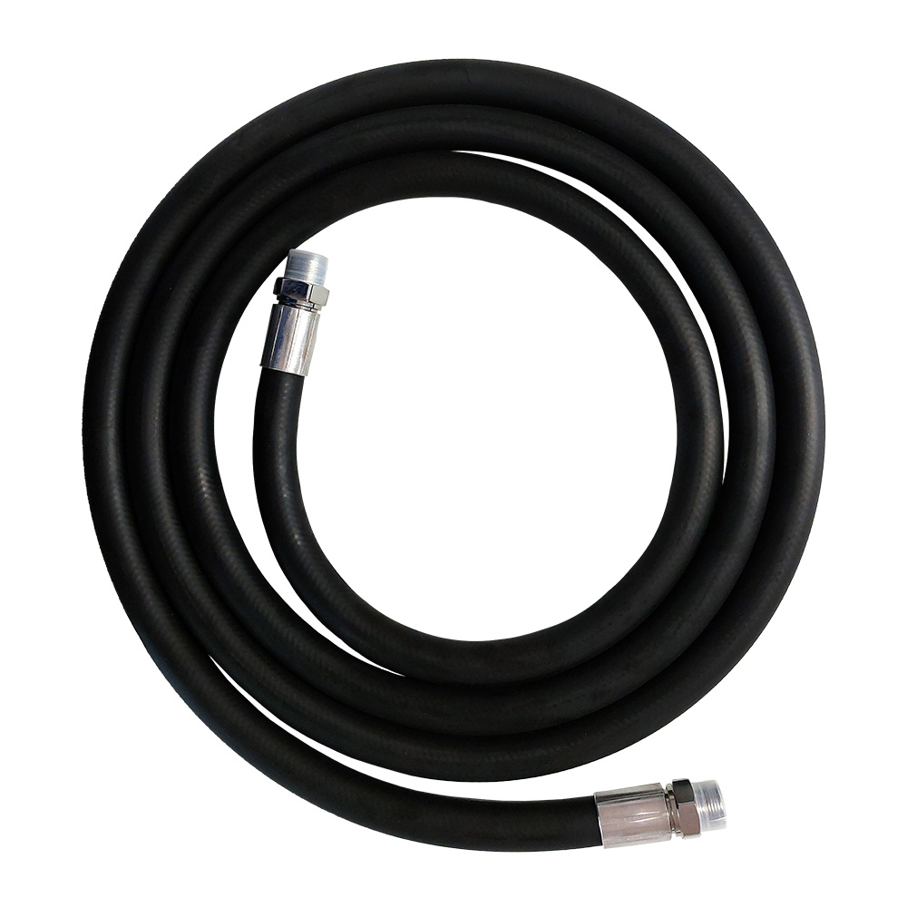 MANGUERA PARA COMBUSTIBLE LÍQUIDO NEGRA DE 3/4 PULGADAS POR 4 METROS DE LARGO CON COPLE MACHO FIJO